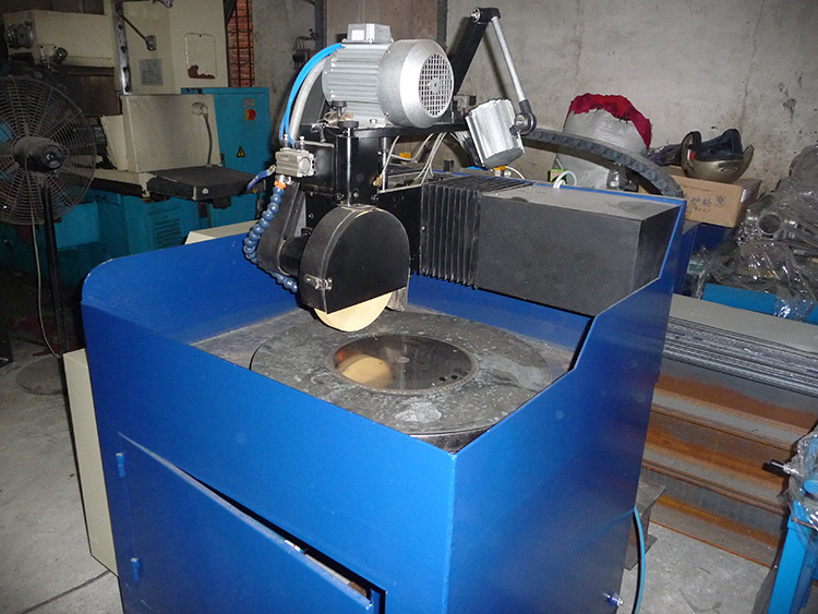 公司现拥有多名经验丰富的高级机械技术和电气技术工程师