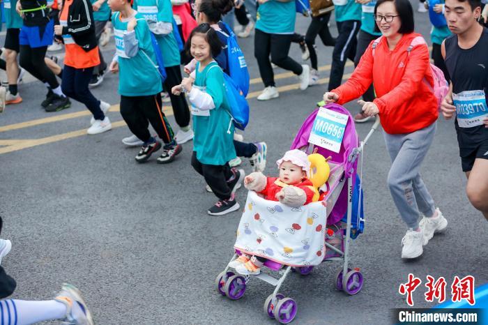 2023侨立水务·永川马拉松在重庆永川区鸣枪开跑