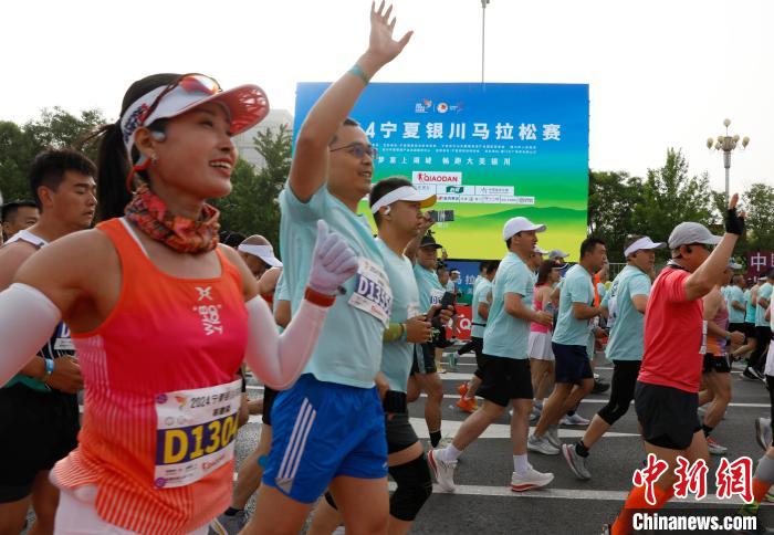 2024银川马拉松开跑：逾2.15万跑友在花海中感受阅