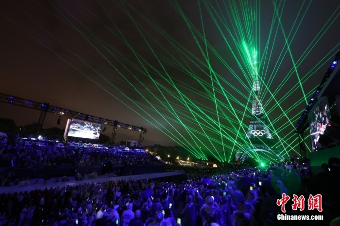 开放场地下的巴黎奥运开幕式体验夜色、动物参