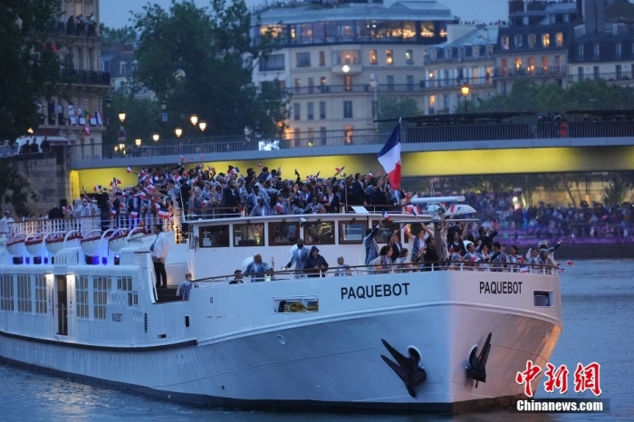 开放场地下的巴黎奥运开幕式体验夜色、动物参