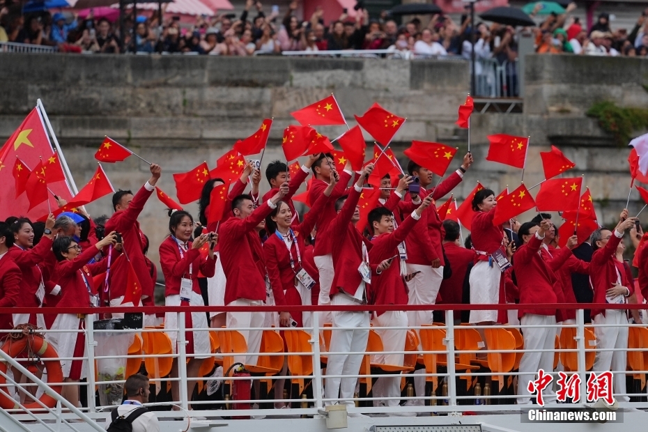 开放场地下的巴黎奥运开幕式体验夜色、动物参