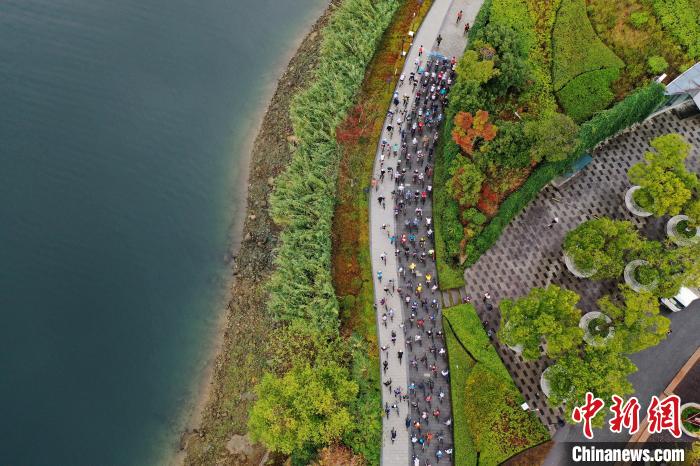 千岛湖公路自行车赛开赛 骑行者畅游山水画卷