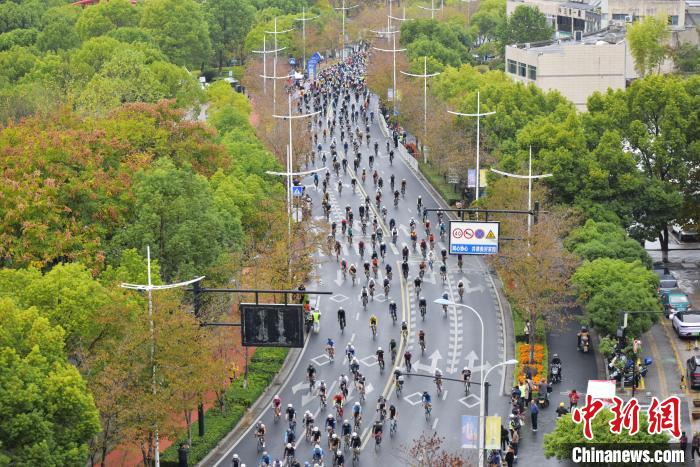 千岛湖公路自行车赛开赛 骑行者畅游山水画卷