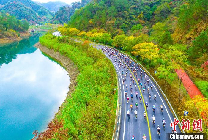千岛湖公路自行车赛开赛 骑行者畅游山水画卷