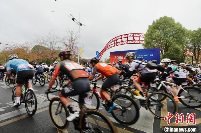 千岛湖公路自行车赛开赛 骑行者畅游山水画卷