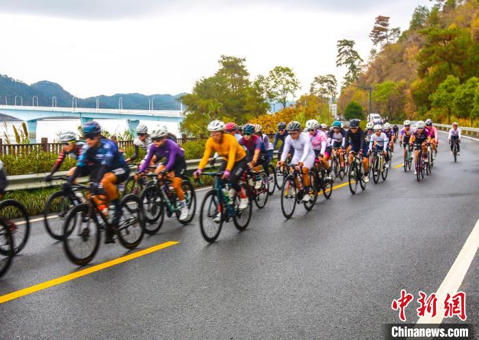 千岛湖公路自行车赛开赛 骑行者畅游山水画卷