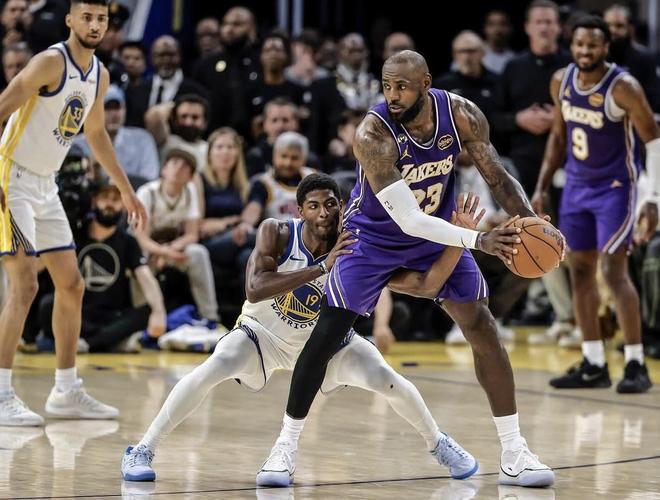 湖人胜勇士 詹姆斯遭勇士前锋极限防守