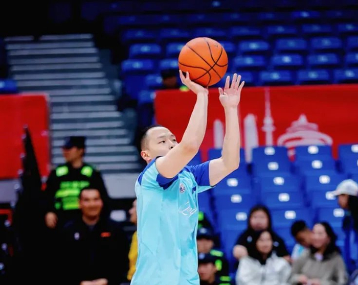 青岛男篮顶薪球员王奕博表现低迷成球队困境根
