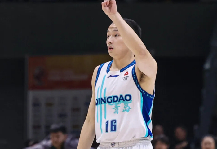青岛男篮顶薪球员王奕博表现低迷成球队困境根